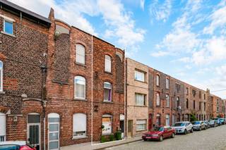 <p>Bent u op zoek naar een woning in Gent (Wondelgem) die u <strong>volledig naar eigen smaak kunt inrichten</strong>? Dan is dit pand precies wat u zoekt. Met een <strong>bruikbare vloeroppervlakte van circa 132 m²</strong> biedt deze woning een unieke kans om uw droomhuis te realiseren op een rustige ligging.<br /><br />LIGGING<br /><br />Deze <strong>te renoveren arbeiderswoning</strong> is gelegen in een <strong>rustige, doodlopende straat</strong> aan de rand van Gent. Op wandelafstand bevinden zich de Gentse dokken, winkels, scholen en dagelijkse voorzieningen. Dankzij het station van Wondelgem op slechts 500 meter geniet je bovendien van een <strong>uitstekende bereikbaarheid</strong>. Finaal bevindt de <strong>R4 zich op slechts 5 minuten rijden</strong> en het <strong>centrum van Gent bereik je in ongeveer 15 minuten met de fiets</strong>.<br /><br />De woning ligt vlak bij het <strong>groene Driemasterpark en de Wondelgemse Meersen</strong>, een ideale omgeving voor wie rust, natuur en water wil combineren met het stadsleven. <strong>Mobiscore: 8,7/10.<br /><br /></strong>INDELING<br /><br />Deze charmante arbeiderswoning uit het begin van de 20ste eeuw combineert authentieke elementen met een praktische indeling. De gevel met <strong>art-nouveau-invloeden</strong> geeft de woning een unieke uitstraling.<br /><br />Via de centrale inkomhal bereik je de lichtrijke leefruimte met eetplaats en aparte keuken. Op het gelijkvloers bevindt zich ook de badkamer met ligbad en toilet. Vanuit de leefruimte heb je toegang tot de <strong>zuid-oostgerichte stadstuin</strong>, waar je in alle rust kan genieten van de zon.<br /><br />Op de eerste verdieping bevinden zich een <strong>ruime slaapkamer</strong> en een polyvalente <strong>doorloopkamer</strong>. De tweede verdieping biedt nog <strong>twee extra kamers</strong>, ideaal als slaapkamers, bureau of hobbyruimte.<br /><br />TROEVEN<br /><br />- <strong>Doodlopende straat</strong></p>
<p>- Ideaal als woonst voor een gezin of als investering met goede verhuurmogelijkheden<br /><br /><strong>Laat deze kans niet liggen!</strong> Neem vandaag nog contact op met Kevin via +32 476 66 55 50 om een afspraak in te plannen.</p>