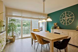 <p><strong><span>Dit recent appartement (2008) op de eerste verdieping geniet een uiterst gunstige ligging met prachtig zicht op groen. Het appartement situeert zich op de grens van Wilrijk en Hoboken en bevindt zich in een rustige en kindvriendelijke woonwijk. Aan de achterzijde is er een oase van rust en zicht op groen van op het zonnige zuid gericht terras. Het appartement beschikt tevens over een ruime staanplaats die optioneel mee wordt aangeboden (niet inbegrepen in vraagprijs).</span></strong><span></span></p>
<p><strong><span>Indeling:</span></strong><span><br />De inkomhal van het appartement sluit naadloos aan op alle overige ruimtes. Meteen links van de hal bevindt zich de warme leefruimte met aansluitend de <strong><span>halfopen keuken</span></strong>. De ruimte geniet van <strong><span>natuurlijk daglicht en zicht op groen</span></strong>. De moderne keuken beschikt over alle comfort en is aan het kookvuur voorzien van een spatwand. Voorts werd deze volledig uitgerust met kwaliteitstoestellen, waaronder een keramisch 4-pits vuur, dampkap, een spoeltafel, een vaatwasser, een ijskast en een oven. Vanuit de leefruimte is er een directe toegang naar <strong><span>het zuid gericht terras met zicht op groen</span></strong>.<br /><br />Aan de voorzijde van het appartement bevinden zich de 2 slaapkamers. In de inkomhal werd er een apart gastentoilet voorzien met handenwasser en een ruime wasplaats met technische voorzieningen en een spoelbak. Verder is er nog een <strong><span>ruime badkamer</span></strong> op tegels met bad- en douchecombinatie, een wastafel met bijhorende spiegel met ledverlichting en een handdoekradiator. <br /><b><br /><strong><span>Bijzonderheden:</span></strong></b> <br /><strong><span>Staanplaats optioneel</span></strong> mee aan te kopen aan <strong><span>€25.000</span></strong>;<br /><strong>Lage maandelijkse kosten</strong> <em><span>[Beheer; schoonmaak gebouw; elektriciteit gemeenschap; verbruik en onderhoud lift]; </span></em><br /><strong><span>EPC</span></strong>: 115 kWh/m². <em><span>[UC: 20220918-0002677533-RES-1] - Zeer energiezuinig;</span></em><br />Zonnig terras, voorzien van zonnetent;<br />Voldoende parkeergelegenheid en fietsenstalling aanwezig.<br /><b><br /><strong><span>Ligging:</span></strong></b><br />Het appartement is gelegen in een rustige, doodlopende woonwijk op de grens tussen Wilrijk en Hoboken. In de direct nabijheid van winkels, Schoonselhof en op 5 minuten van het centrum van Hoboken.</span></p>