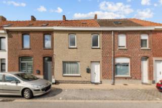 Deze woning onderging enkele jaren geleden al tal van renovaties (nieuwe keuken, veranda, sanitaire voorzieningen, terras, ...) en is dus volledig instapklaar. Ze is centraal gelegen nabij verschillende invalswegen, winkels, scholen etc. maar toch kan u er genieten van de rust die de omging biedt. De woning is als volgt ingedeeld: -gelijkvloers: inkom, woonkamer, eetkamer, keuken, badkamer, recente veranda, aangelegd terras en tuin. - 1e verdiep: nachthal en 2 ruime slaapkamers. Daarnaast is er ook een ruime, droge kelder en een grote zolder die kan dienen als extra slaapkamer.<br /><br />Meer informatie over deze woning of een bezoek inplannen? Neem dan contact op met Imani: 0478 26 26 36 - imani@panorama.immo