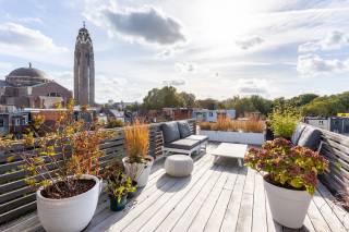 In the sought-after Markgravewijk, you can enjoy a pleasant living environment where stately townhouses, green avenues, and a peaceful atmosphere blend seamlessly with easy access to the city center. Behind the façade of this small-scale and characterful building lies an exceptional duplex penthouse of no less than 215 m², where authentic elements and spacious living areas create a unique living experience.<br /><br />On the third floor, you are welcomed by bright living spaces that flow effortlessly into each other. Authentic details such as the original fireplace mantels, beautiful parquet flooring, and elegant columns give the home a distinctive character. The fully equipped kitchen connects beautifully to the living area, forming together with the dining and sitting areas a comfortable place to live and entertain guests. Adjacent is a practical utility room, ideal for extra storage and daily convenience.<br /><br />This floor also features two spacious bedrooms, one of which has direct access to a cozy balcony. The recently renovated bathroom is stylishly designed and includes a shower, bathtub, and sink with practical storage options.<br /><br />The upper floor serves as a full additional living level and is currently set up as a master bedroom with a workspace. Thanks to its flexible layout, this floor can be fully tailored to your personal living needs—whether as a large master suite, office, or multifunctional living space. The absolute highlight is the two generous terraces on either side of the master bedroom, where you can enjoy unique views over the city in complete tranquility. An exceptional feature that gives this apartment a special sense of space and freedom.<br /><br />Finally, the apartment includes a convenient cellar storage room, which is included in the price.<br /><br />Interested? <br />Contact LISTED Property for more information or to schedule a visit: +32 3 283 51 51.