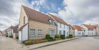 In de rustige en gegeerde wijk 't Schildeken, aan de Knokkestraat, bieden wij deze perfect onderhouden woning met een heerlijke zuidgerichte tuin te koop aan.<br />De woning telt 3 slaapkamers en is instapklaar. De ligging is een echte troef: op wandelafstand van Sportoase, Lakeside en bowlingcenter The Smiles, en dicht bij de stations van Duinbergen en Knokke — kortom, alles binnen handbereik.<br />Wie extra bergruimte of een autostaanplaats wenst, kan op zo'n 50 meter verderop in de wijk een garage bijkopen.