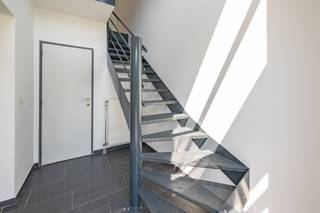 <div>Bent u op zoek naar een instapklare gezinswoning op een toplocatie? Dan zal deze prachtige woning u ongetwijfeld bekoren. Gelegen in een rustige doodlopende straat, omringd door groen en stijlvolle woningen, geniet u hier van een veilige en aangename leefomgeving waar kinderen nog zorgeloos kunnen spelen.</div>
<div><br /><strong>GELIJKVLOERS</strong></div>
<div>- Verzorgde inkomhal met gastentoilet en handenwasser<br />- Ruime, lichtrijke leefruimte met grote raampartijen<br />- Moderne open keuken, volledig uitgerust met kwaliteitsvolle toestellen en een praktisch keukeneiland<br />- Berging met aansluiting voor wasmachine en droogkast<br />- Rechtstreekse doorgang naar de tuin</div>
<div></div>
<div>Buiten geniet u van een sfeervol terras met een gezellige loungehoek, ideaal om te ontspannen of gasten te ontvangen. De onderhoudsvriendelijke tuin biedt bovendien veel privacy dankzij de afwezigheid van inkijk.<br />Achter de woning bevindt zich bovendien een privatieve garagebox, inbegrepen bij de woning.</div>
<div><br /><strong>EERSTE VERDIEPING</strong></div>
<div>- Twee ruime slaapkamers<br />- Praktische dressing of berging<br />- Comfortabele badkamer uitgerust met een ligbad, aparte douche, lavabo en toilet</div>
<div><br /><strong>TWEEDE VERDIEPING</strong><br />- Twee ruime slaapkamers, afgewerkt met Veluxramen die zorgen voor een aangename lichtinval<br /><br /><br /><strong>POSITIEVE ASPECTEN<br /></strong><span>- Instapklare gezinswoning<br /></span><span>- 4 Volwaardige slaapkamers<br /></span><span>- Rustig gelegen in</span><span> bijzonder gegeerde, groene en kindvriendelijke woonwijk<br /></span><span>- Op wandelafstand van scholen, winkels, speeltuinen en de Waterbus<br /></span><span>- Goede EPC-score<br /></span><span>- Onmiddellijk beschikbaar</span></div>