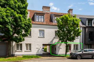 Dit verzorgd gelijkvloers appartement is gelegen in een kleinschalig gebouw op een uiterst centrale locatie. Op wandelafstand vindt u winkels, restaurants, supermarkt en openbaar vervoer, terwijl u eveneens geniet van een vlotte verbinding naar belangrijke in- en uitvalswegen.<br /><br />Indeling: Via de inkomhal met apart toilet en handenwasser betreedt u de lichtrijke woon- en eetkamer met open, volledig geïnstalleerde keuken. Dankzij het schuifraam heeft u directe toegang tot het terras en de aangename tuin, waar u in alle rust kan genieten. Aansluitend aan de keuken bevindt zich een praktische berging met aansluiting voor wasmachine en droogkast. Via de nachthal bereikt u de ruime slaapkamer met ensuite badkamer, uitgerust met een lavabomeubel en douche.<br /><br />Extra troeven: Gelijkvloers appartement met tuin - Garagebox inbegrepen - Kleinschalig gebouw - Centrale ligging nabij winkels, horeca en openbaar vervoer en vlotte bereikbaarheid<br /><br />Een ideaal appartement voor wie comfortabel en rustig wil wonen op een toplocatie.