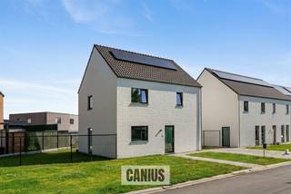 <p><span>ENERGIEZUINIGE OPEN BEBOUWING MET 3 SLKS</span></p><p><span> </span></p><p><span>In het rustige & groene Munsterbilzen, deelgemeente van de stad Bilzen-Hoeselt treffen wij de verkaveling “Munstergaarde” aan. Wij bevinden ons op enkele minuten van het centrum van Bilzen waardoor lokale handelaars, supermarkten, scholen, … snel bereikbaar zijn. Leuk detail is de nabijheid van verschillende verbindingswegen waardoor deze woning ideaal is voor wie belang hecht aan vlotte verplaatsingen naar omliggende steden en gemeenten. </span></p><p><span> </span></p><p><span>Wij betreden de woning via de voordeur die ons toegang geeft tot de inkomhal. Hier treffen wij een gastentoilet met handspoelbakje aan. Via de inkomhal begeven wij ons naar de leefruimte met een volledig uitgeruste en open keuken die via het schuifraam toegang geeft tot het terras en de tuin. Ideaal is de berging gelegen naast de keuken. Deze doet enerzijds dienst als voorraadkamer en anderzijds als wasruimte. </span></p><p><span> </span></p><p><span>Nadat wij de benedenverdieping hebben ontdekt begeven wij ons via de trap in de leefruimte naar de eerste verdieping. Toegekomen op de nachthal krijgen wij toegang tot maar liefst drie slaapkamers waarvan één met toegang tot de bergzolder via het zolderluik. Als laatste ontdekken wij de volledig uitgeruste badkamer met een douche, een lavabomeubel en een tweede toilet. </span></p><p><span> </span></p><p><span>Troeven:<br />- Energiezuinige woning<br />- Onderhoudsvriendelijke tuin met terras<br />- Parkeergelegenheid aan de woning<br />- Aanwezigheid van nieuwste technieken zoals zonnepanelen, regenwaterrecuperatie, …</span></p><p><span> </span></p><p><span>KORT SAMENGEVAT</span><span>:</span></p><p><span>Vraagprijs: € 399.000,00</span></p><p><span>Verkoop onder registratierechten (2% of 12%)</span></p><p><span> </span></p><p><span>Op dit moment is deze woning verhuurd, ideaal als investering of voor eigen bewoning.</span></p><p><span> </span></p><p><span>Nieuwsgierig om deze knappe woning te ontdekken? Vraag dan snel een bezoek aan via info@canius.be of contacteer één van onze medewerkers op het nummer 011 36 24 24 om samen deze woning te ontdekken. </span></p><p><span> </span></p><p><span>De vermelde oppervlaktes zijn slechts een indicatie. Canius Real Estate kan niet verantwoordelijk gesteld worden voor de juistheid van de door zijn verstrekte gegevens.</span></p><p><span> </span></p><p><span> </span></p>