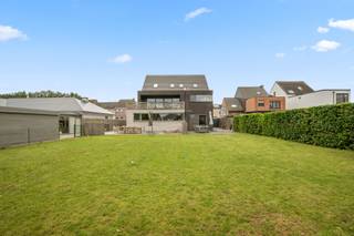 <p>Deze ruime woning met een bewoonbare oppervlakte van maar liefst 468 m² is gelegen op een perceel van 919 m² in de Molenstraat te Sint-Katelijne-Waver. Dankzij de veelzijdige indeling is deze eigendom ideaal voor wie op zoek is naar een combinatie van wonen en werken, kangoeroewonen of een woning met extra polyvalente ruimtes. Bovendien geniet de woning van een gunstig EPC-label A.<br /><br />Op het gelijkvloers bevindt zich een volledig ingerichte ruimte voor vrij beroep met een eigen inkom. Meteen in het oog springt de prachtige, volledig uitgeruste keuken met kwalitatieve materialen en alle nodige voorzieningen. Deze stijlvolle keuken vormt een echte eyecatcher en maakt de ruimte perfect voor zowel professioneel als privégebruik. Verder beschikt deze verdieping over eigen sanitair.<br /><br />Daarnaast is er op het gelijkvloers een afzonderlijk appartement met eigen ingang voorzien. Dit appartement omvat een gezellige leefruimte met open keuken en zicht op de tuin, evenals een badkamer. Ideaal als kangoeroewoning of gastenverblijf.<br /><br />Via de trap bereiken we de eerste verdieping, waar de ruime en lichtrijke leefruimte meteen opvalt dankzij de grote raampartijen. Aansluitend bevindt zich de volledig ingerichte open keuken. Verder werd op deze verdieping een bureauruimte voorzien. De slaapkamer beschikt over een inloopdressing en aansluitende badkamer met inloopdouche, ligbad en lavabo. Vanuit deze verdieping is er toegang tot het ruime terras met zicht op de tuin.<br /><br />Op de tweede verdieping werd de zolder volledig ingericht tot een extra leefverdieping met een slaapkamer, badkamer met inloopdouche en een polyvalente leefruimte.<br /><br />De woning beschikt verder over een ruime tuin waar u in alle rust kan genieten van het buitenleven. Dankzij de doordachte indeling, vele mogelijkheden en energiezuinige score is deze eigendom een unieke opportuniteit voor wie op zoek is naar ruimte, comfort en flexibiliteit.<br /><br />Meer info via valerie.vdk@imovastgoed.be of via 015/34.34.54.</p>
<p>Benieuwd naar de waarde van uw eigen eigendom? Wij helpen u graag met een vrijblijvende waardebepaling.</p>