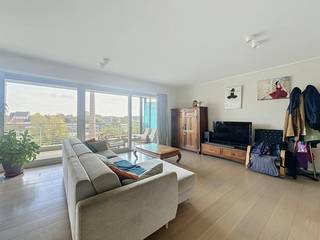 Un appartement de deux chambres situé dans un endroit magnifique et rare à la périphérie du centre-ville de Gand. Grâce à son emplacement au bord de l'eau, vous pourrez profiter d'un calme sans pareil et d'une vue magnifique sur l'Escaut. L'emplacement offre également une excellente accessibilité grâce à la connexion directe au complexe de sortie E40-E17.<br /><br />L'appartement est situé au troisième étage et se distingue par sa lumière généreuse et sa finition sophistiquée. Par le salon, vous entrez dans le point culminant de l'appartement : une terrasse spacieuse de pas moins de 22 m², où vous pourrez profiter du plein air et de la vue sur l'eau en toute intimité.<br /><br />La zone nuit comprend deux chambres complètes, la chambre principale avec un dressing intégré pratique. La salle de bain est entièrement équipée avec une douche à l'italienne, une baignoire et une double vasque.<br /><br />Disposition de l'appartement :<br />Hall d'entrée avec vestiaire - séjour lumineux avec cuisine ouverte - terrasse spacieuse (22 m²) avec vue sur l'Escaut - rangement pratique - toilettes séparées - salle de bain - chambre 1 (avec dressing intégré) - chambre 2 - rangement privé au sous-sol - garage double<br /><br />Informations pratiques :<br />- Frais communs : 75,00€ par mois (commission d'entretien des parties communes).<br />- Garage box double : peut être loué pour 150,00€ par mois.<br />- Date de disponibilité : à partir du 01/01/2027.