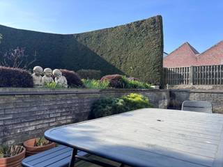 Instapklaar praktijk-/kantoorpand in het centrum van Tielt.Dit functioneel ingedeelde pand is ideaal voor een paramedische praktijk, vrij beroep of...