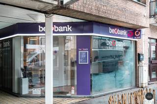 Meer info via info@homixx.be of 016/199.348<br /><br />Interessant handelspand op een toplocatie!<br /><br />Het handelspand is gelegen in het centrum van Haacht waardoor er vlakbij voldoende parkeermogelijkheden zijn.<br /><br />Momenteel wordt het pand verhuurd als bankkantoor maar het is geschikt voor verschillende activiteiten. <br />Het pand is ingericht als kantoorruimte en voorzien van een grote vitrine, ontvangstbalie, twee à drie bureauruimtes en sanitair. In de kelder bevindt zich nog een kitchenette. <br /><br />De maandelijkse huurprijs bedraagt 1.525 EUR, hierin zijn de gemeenschappelijke kosten en onroerende voorheffing reeds inbegrepen!<br /><br />Maak je afspraak via 016/199.348 of info@homixx.be