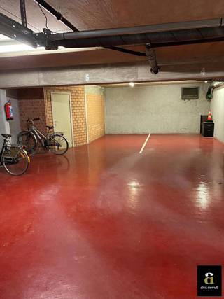 Binnen staanplaats in een villa-residentie thv Obumex en de minigolf te Kustlaan Zoute.Aan de garage is een private kelder/berging gekoppeld die...