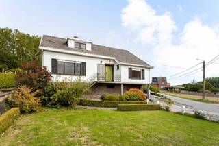 <p>Op een uiterst rustige ligging in de Zwalmvalei en met zicht op de prachtige Vlaamse Ardennen situeert zich deze statige open bebouwing. De woning is ingedeeld als volgt:Ruime inkomhal met gastentoilet, een slaapkamer/bureel met naastliggend de badkamer. Lichtrijke woonkamer met toegang tot de eetplaats en keuken met verzicht op de mooie tuin.<br />Op de eerste verdieping zijn nog 3 slaapkamers en berging.(4 mogelijk)</p>
<p>De te renoveren woning is volledig voorzien van keldervloer en heeft een inpandige garage +opbergruimtes.</p>
<p>Troeven:</p>
<p>*solide woonst, potentieel!</p>
<p>*Parkeergelegenheid op terrein</p>
<p>*Unieke ligging in de Zwalmvallei</p>
<p>*Grote tuin met boomgaard<br /><br /></p>
<p>Voor meer info & bezoek: Contacteer Roxanne: 0496/85.09.62</p>