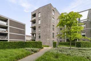 <p>Dit stijlvol appartement is terug te vinden in het hartje van Genk.<br />Met uitzicht op het stadsplein en de prachtige bibliotheek van de stad maakt van dit appartment één van de paradepaardjes van de blok.<br />Dankzij de grote glaspartijen in iedere ruimte kan je genieten van veel natuurlijk lichtinval. Bovendien benadrukt dit ook de grootte van de verschillende ruimtes.<br /><br />De indeling is als volgt:<br />Bij het binnenkomen in de woning kom je in de hal terecht. Hier is er gebruik gemaakt van lichte kleuren en materialen op de vloer en tegen de muren. Via deze hal krijg je directe toegang tot de drie slaapkamers en de badkamer. In de slaapkamers is er een bruine laminaat gelegd die warmte uitstraalt. Doch zijn ook hier grote raampartijen voorzien zodat het natuurlijk licht ook hier de ruimtes vullen. <br />De volledig uitgeruste badkamer, met zowel bad als inloopdouche, is betegeld met keramische tegels opgetrokken tot aan het plafond. Kortom de ideale plek om na een drukke dag te genieten van een heerlijk warm bad of douche. Verder is er in de hal ook een toilet voorzien die in dezelfde keramische tegel betegeld is. <br /><br />Via de riante living (32,5m²) heb je zicht aan zowel voor als achter - en zijkant van het gebouw. De achterkant geeft uit op een parkgeïnspireerde tuin die je van alle natuurlijke pracht en praal voorziet. Bovendien kan je door middel van de twee terrassen altijd genieten van het buiten zijn zonder te moeten inboeten in privacy. <br />Tot slot vormt een grote op maat gemaakte kast de scheidingswand tussen de living en de volledig geïnstalleerde keuken. Ook hier valt de grootte van de ruimte (21,5m²) op en geeft het de mogelijkheid om nog een grote dinnertafel te plaatsen. <br /><br />Een aantal extra troeven:<br />- Aansluiting op gas<br />- Videofoon<br />- Autostaanplaats in kelder (beveiligd)<br />- Extra berging in kelder <br />- fietsenstalling <br />- Hoge afwerkingsgraad<br />- Zeer veel lichtinval<br />- 2 terrassen<br />- Alles op wandelafstand <br /><br />EPC: 111 Kwh/(m²jaar)<br /><br />Algemene Onkosten bedragen €150 per maand.<br /><br />Voor extra info of een bezichtiging, aarzel dan zeker niet om contact op te nemen via info@immo-bosmans.be of 0499/30.87.87<br /><br /></p>
<p></p>