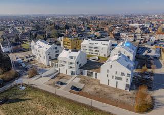 Nieuwbouwproject ‘<strong>Elegant Wonen’</strong> biedt een aangename woonomgeving met een centrale binnentuin, in het bruisende Sint-Truiden. In dit nieuwbouwproject in afwerkingsfase hebben we nog enkele prachtige penthouses te koop! E301 bijvoorbeeld heeft een bewoonbare oppervlakte van maar liefst 134m2, beschikt over 3 ruime slaapkamers en heeft 2 zeer aangenaam terrassen.<br /><br />Ook dit nieuwbouwpenthouse beschikt over een eigen warmtepomp en PV-panelen om zo uw energiefactuur tot een minimum te beperken. Een groot pluspunt als toekomstige woonst of duurzame en kwalitatieve investering!<br /><br />Voor meer informatie ontvangen we u graag ter plaatse of bij ons op kantoor om dit prachtige project tot in de puntjes toe te lichten. Bel nu Elien Mombaerts op het nummer 0470/38.21.30.