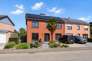 Deze op te frissen woning in de gegeerde straat Waaienberg, bezit zo maar even 5 slaapkamers. <br />Ideaal voor grote gezinnen of mensen die wonen en werken wensen te combineren. <br />Indeling als volgt. Vooraan buiten plaats voor meerdere voertuigen, voortuin. Inkomhal met toilet, trap naar boven. Ruime living met aansluitend volledig ingerichte keuken, schuifraam naar tuin en terras. koppeldeur naar ruime garage voor 2 voertuigen of 1 voertuig en bergingsruimte. <br />eerste verdieping. 5 ruime kamers en een badkamer voorzien van alle comfort. <br />tweede verdieping: bergingszolder. <br />Absolute troeven van dit huis zijn de ligging, gunstig EPC C, zonnepanelen, elektrische keuring in aanvraag (conformiteit verwacht) <br />Om privacy redenen werden de foto's bewerkt met AI doch zonder de structuur te veranderen. <br />Ideale woning om verder uw eigen verfijnde toets aan te geven, terwijl de basis werd gelegd. <br />Contacteer Matthias 0478 32 77 70 of reageer op de advertentie om een bezoek vast te leggen.