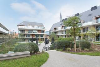 Cet appartement de vie assistée (60 m²) avec une chambre et une terrasse est situé à Nieuport, Hoogstraat 6. L'appartement est situé dans l'ancien monastère de Clarissen et a été fourni avec des matériaux de haute qualité (parquet en chêne, chauffage au sol,..)La Residentie Clarenhof possède de nombreuses installations. En outre, un ensemble de services personnalisés est possible.MISE EN PAGE- espace de vie (31 m²) - cuisine (four combiné, lave-vaisselle et réfrigérateur) - débarras avec raccordement pour machine à laver - chambre (13m²) - salle de bain avec douche à l'italienne, toilettes et lavabo (7m²) - terrasse- rangement privé au sous-solPOINTS FORTS- Emplacement central dans la ville de Nieuport- Finition qualitative- De nombreux équipements au sein de la résidence- Abri à vélos communSouhaitez-vous également des informations supplémentaires sur l'achat d'une maison de retraite assistée ? N'hésitez pas à nous contacter ! Dewaele Nieuport - 058/594949