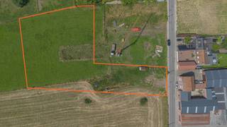 STEENHUIZE - WIJNHUIZE - Ruime bouwgrond met achterliggende weide van 4.238 m² in landelijk Steenhuize-Wijnhuize<br /><br />Deze uitzonderlijke bouwgrond met achterliggende weide (lot 1B) heeft een totale oppervlakte van maar liefst 42a 38ca en is gelegen in het rustige en landelijke Steenhuize-Wijnhuize. <br /><br />De grond is vlak gelegen en beschikt over een straatbreedte van 16,60 meter (loten 6 en 6A volgens het bijgevoegde plan). Als laatste bouwperceel aan deze zijde van de straat geniet u van een blijvend open en landelijk uitzicht, zowel achteraan als langs de zijkant van de toekomstige woning.<br /><br />Het perceel is deels gelegen in woongebied met landelijk karakter en deels in agrarisch gebied, wat zorgt voor een groene en rustige omgeving met tal van mogelijkheden.<br /><br />Bent u op zoek naar de ideale locatie voor het realiseren van uw droomwoning? Of wenst u een ruime bouwgrond voor een open bebouwing met een prachtig uitzicht en voldoende ruimte voor het houden van dieren of paarden? Dan is dit perceel absoluut een bezoek waard.<br /><br />Gronden van deze omvang en met dergelijke ligging zijn uiterst zeldzaam op de markt. Wacht niet te lang en ontdek zelf de vele troeven van dit unieke aanbod.<br /><br />Voor meer info of bouwvoorschriften 053/60.65.60.<br /><br />Belangrijkste bouwvoorschriften:<br />- Voorbouwlijn op ca. 13 m achter de voorste perceelgrens<br />- Max. voorgevelbreedte: 10,60 m, met een bouwvrije strook van 3 m langs beide zijden<br /><br />Afwerking mogelijk met:<br />- Hellend dak (max. 45° helling, kroonlijsthoogte max. 6,60 m)<br />- Plat dak (max. hoogte 6,6 m)<br /><br />Maximale bouwdiepte:<br />- Gelijkvloers: 15 m<br />- Verdieping: 12 m