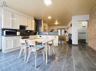 Ruime, solide woning te koop in Brakel instapklaar en centraal gelegenIn Brakel bevindt zich deze verrassend ruime en degelijke woning, ideaal voor...