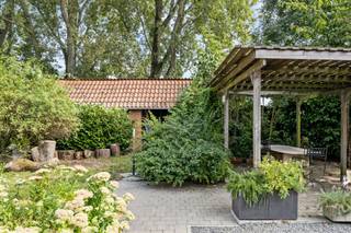 Nous avons le plaisir de vous proposer cette maison exceptionnellement spacieuse et pleine de charme, entourée d’un véritable écrin de nature...
