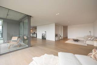 <p>Op een zeldzame toplocatie aan de Napoleonkaai 19 presenteren we u een uitzonderlijk appartement van maar liefst 241 m² in een kleinschalig en uiterst residentieel gebouw. Hier woont u op de 4e verdieping, badend in licht dankzij de zuidoriëntatie, met een panoramisch zicht over het Willemdok en het iconische MAS — een uitzicht dat nooit verveelt.</p><p>Gelegen midden op het bruisende Eilandje, vlak aan de jachthaven en tal van restaurants en galerijen, met vlotte verbinding naar de invalswegen.</p><p>• Absolute topligging aan het Willemdok<br />• Uitzonderlijke lichtinval<br />• 2 terrassen met zuidoriëntatie en fenomenaal uitzicht<br />• 3 slaapkamers en 2 badkamers<br />• Grote kelderberging inbegrepen<br />• 2 garageboxen inbegrepen – een zeldzame luxe in de stad</p><p>Dit stijlvolle appartement ademt klasse en ruimte. De royale leefruimte met grote raampartijen vormt het hart van de woning en vloeit naadloos over in twee prachtige terrassen, waar u van ’s ochtends tot ’s avonds geniet van zon, rust en het kabbelende water.<br />Met 3 volwaardige slaapkamers en 2 badkamers biedt deze woonst alle comfort voor wie op zoek is naar luxe en functionaliteit. Elk detail draagt bij aan een gevoel van verfijnd wonen op topniveau.</p><p>Op een ligging die maar zeldzaam te koop komt, combineert dit appartement een gevoel van thuiskomen met de luxe van een totaalconcept.</p><p>En parkeren in de stad? Geen stress: Er zijn ondergronds 2 ruime garageboxen inbegrepen.</p><p>Ervaar zelf deze unieke woonbeleving. Plan je bezoek via www.sinjoor.be of bel ons voor meer informatie 03 283 05 00.</p>
