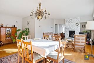 Ruim, lichtrijk en instapklaar 2 à 3 slaapkamer hoek-appartement met uitgestrekt ZW-terras!Dit gezellig en charmant appartement (103m²) met...