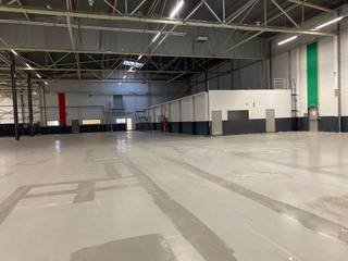 Entrepôt logistique à louer à Zele. L’entrepôt de 7.663 m² est stratégiquement situé dans la zone industrielle de Zele, à proximité de l’E17.Ce...