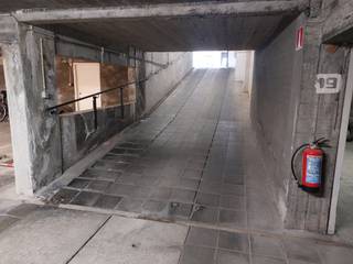 <span><strong>LOUE...</strong></span><br />Garage ouverte à louer dans la rue Duinviooltjes... Pour voitures de taille petite à normale. Idéal également pour vélos, scooters et voiturettes de golf. Pas de SUV (électriques).<br /><br /><br /><span><strong>Location sous conditions; Voir www.more.be, "annexes" et sous réserve de disponibilité</strong></span>