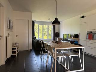 Op zoek naar een comfortabel en energiezuinig appartement met 2 slaapkamers en parkeergelegenheid? Dan is dit een absolute aanrader.<br /><br />Dit nieuwbouw appartement, opgeleverd in 2021, werd volledig afgewerkt met tijdloze materialen, is uitgerust met alle hedendaagse comfort en bevindt zich op de eerste verdieping van de residentie t Lycée. Het gebouw is voorzien van een lift en het appartement ligt midden in de woonwijk waar amper autoverkeer is.<br /><br />Het appartement, gelegen op het 1e verdiep, omvat een inkomhal, een grote, lichtvolle leefruimte met open ingerichte keuken, een overdekt terras, 2 slaapkamers, een badkamer met inloopdouche en een apart toilet. Bovendien kan je beschikken over een ondergrondse parkeerplaats, een privékelder en is er een gemeenschappelijke fietsenstalling voorzien. <br /><br />Het appartement is voorzien van vliegenramen, lichtarmaturen en gordijnrails. In de slaapkamers zijn er elk een kast voorzien. In de leefkamer is er een TV-meubel en mobiel keuken eiland voorzien.<br /><br />De huurprijs bedraagt €900 per maand, met € 80 provisie per maand voor het onderhoud en verbruik van de gemeenschappelijke delen. Nutsvoorzieningen zijn apart af te sluiten.<br /><br />Lijkt dit moderne, ruime nieuwbouwappartement met 2 slaapkamers echt iets voor jou? Wees er dan snel bij en maak zelf een afspraak via onze online agenda onder 'bezoekmoment kiezen. Of neem gerust contact met ons op voor verdere informatie of om een bezichtiging te regelen, via telefoon op 016 23 90 81 (elke weekdag bereikbaar tussen 10u en 13u). Dit is een geweldige kans die u niet wilt missen!