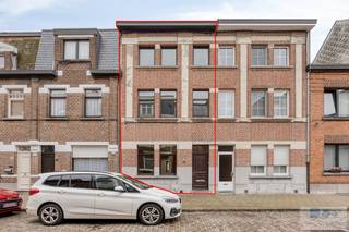 Op een uitstekende locatie te centrum Lier, bevindt zich deze veelzijdige rijwoning met 3 tot 4 slaapkamers en gezellige tuin.Deze te renoveren, maar...