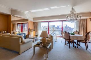 In het <strong>centrum van Sint-Niklaas</strong>, vlak bij de Grote Markt, bevindt zich dit <strong>ruime appartement met een oppervlakte van 141 m²</strong>. Het appartementsgebouw is uitgerust met een <strong>lift</strong> wat bijdraagt aan extra comfort en vlotte toegankelijkheid. Dankzij de <strong>centrale ligging </strong>zijn vele voorzieningen zoals winkels, horeca en openbaar vervoer op wandelafstand. De huidige eigenaar huurt een autostaanplaats achter het gebouw.<br /><br />De <strong>ruime leefruimte</strong> baadt in het licht dankzij de <strong>grote raampartijen </strong>en biedt directe toegang tot het <strong>zuidgerichte terras</strong>. De gezellige houtcassette en ingebouwde spots zorgen daarbij voor extra sfeer en comfort. Op het terras geniet je van een <strong>prachtig uitzicht op de Sint-Niklaaskerk en de levendige Houtbriel</strong>. Aansluitend bevindt zich een aparte, verzorgde keuken, eveneens met toegang tot het zonnige terras. Achteraan vinden we <strong>twee comfortabele slaapkamers</strong>, waarvan één beschikt over een <strong>ensuite badkamer</strong>, volledig afgewerkt in natuursteen. Verder is er nog een <strong>praktische was- en bergruimte met een extra lavabo</strong>.<br /><br />Ben jij op zoek naar een <strong>energiezuinig</strong> appartement met <strong>private kelderberging</strong> pal in het centrum van Sint-Niklaas? Dan is dit jouw kans! Plan een bezichtiging in met <strong>Hugo via mail: hdb@claves.be of bel: 0475/94.43.07.</strong>