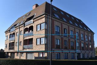 Dit instapklaar appartement in Maldegem is ideaal voor wie op zoek is naar een comfortabele en ruime woonruimte. Het appartement is gelegen in een rustige buurt en beschikt over 2 slaapkamers, waardoor het perfect is voor een klein gezin of een koppel dat graag wat extra ruimte wil.<br /><br />Indeling : <br />• ruime inkomhal met vestiaire<br />• gastentoilet<br />• berging<br />• 2 slaapkamers<br />• ruime living met terras<br />• ingerichte keuken<br />• badkamer met inloopdouche en lavabomeubel<br />• 2e berging<br /><br />Tevens is er een autostaanplaats in de afgesloten garage met elektrische poort.<br /><br />• EPC-label C : 273 kWh / (m² jaar) <br />• Huurprijs € 830 / m. + € 70 gemeenschappelijke kosten / m.<br /><br />Gelieve ons per MAIL te contacteren om uw bezoek in te plannen. <br />📧 betty@zakenkantoor-roels.be 🌐 www.zakenkantoor-roels.be<br />Telefonisch plannen wij GEEN afspraken in.