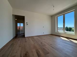 Bent u op zoek naar een stijlvolle en energiezuinige woonst waar comfort, ruimte en een uitstekende ligging samenkomen? Dan is deze nieuwe penthouse op de derde verdieping in Sint-Lievens-Houtem zeker een bezoek waard. Deze penthouse werd recent opgeleverd, is nog nooit bewoond geweest en biedt alle hedendaagse wooncomfort.<br /><br />Via de inkomhal komt u terecht in de penthouse, waar een afzonderlijk gastentoilet aanwezig is. De lichtrijke leefruimte met open keuken vormt het hart van de woning en geniet dankzij de grote raampartijen van een aangename lichtinval. Aansluitend bevindt zich het terras, waar u in alle rust kan genieten van de buitenlucht.<br /><br />De penthouse beschikt over twee slaapkamers. De tweede slaapkamer geeft rechtstreeks toegang tot de badkamer, wat zorgt voor extra comfort en een praktische indeling.<br /><br />Naast de woonruimte geniet u van heel wat bijkomende voorzieningen. Zo beschikt u over een privatieve berging op niveau -1, een gemeenschappelijke fietsenberging, een autostaanplaats bovengrond en een ondergrondse autostaanplaats inbegrepen in de huurprijs. Daarnaast is er ook voldoende parkeergelegenheid aanwezig buiten het gebouw.<br /><br />De residentie beschikt over een lift en in bepaalde ramen worden nog vliegenhorren voorzien, zodat ook de laatste afwerkingen volledig in orde worden gebracht.<br /><br />De gemeenschappelijke kosten bedragen 125 EUR/maand. De penthouse is onmiddellijk beschikbaar.<br /><br />Heeft u interesse in deze exclusieve en nog niet bewoonde penthouse? Dien dan eenvoudig uw online bezoekaanvraag in via de website. Wij nemen vervolgens contact met u op om een bezoekmoment in te plannen.<br /><br />
