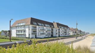 Top appartement met sublieme afwerking en 3 dubbele slaapkamers gelegen aan de Wandeldijk, op de 2de verdieping van de prestigieuze residentie "Lekkerbek". Het appartement geniet van zowel een ruim terras vooraan met prachtig zicht op zee, het strand en de duinen als een zuidgericht terras achteraan met open zicht op het groen. 

Indeling van het appartement:
Ruime inkomhal met vestiaire en gastentoilet. Ruime leefruimte bestaande uit een salon uitgevend op een terras (met bergruimte) genietende van een weids zicht op zee, het strand en de omliggende duinen. Luxe en volledige geïnstalleerde open keuken in natuursteen met aansluitend eetplaats. Nachthal. Slaapkamer 1 voorzien van ingemaakte kasten en ensuite badkamer (dubbele lavabo, ligbad en toilet). Slaapkamer 2 voorzien van ingemaakte kasten en ensuite douchekamer (lavabo en inloopdouche). Slaapkamers 1 en 2 geven uit op een ruim zuidgericht terras met open zicht op het groen. Slaapkamer 3 voorzien van ingemaakte kasten. Aparte douchekamer voorzien van inloopdouche, lavabo en toilet. Bergruimte met aansluiting voorzien voor wasmachine/droogkast. 

Ruime privatieve kelder en gemeenschappelijke fietsenberging. Conciërge aanwezig. 
Mogelijkheid tot aankoop van een ruime garagebox voor 2 wagens in de ondergrondse garage van de residentie. 
