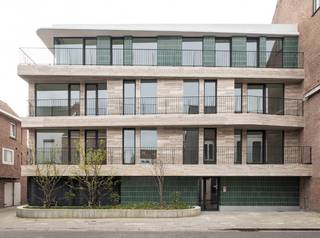 Nieuwbouwappartement, voorzien van inkom, apart toilet, woonkamer, ingerichte keuken, berging, 2 slaapkamers, ingerichte badkamer, terras, fietsenberging, autostaanplaats nr 3, berging 2.1 op het gelijkvloers.