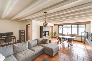 <p><strong>Instapklaar gelijkvloers appartement met tuin en garagebox nabij het centrum van Lier.</strong></p><p></p><p>Bent u op zoek naar comfortabel wonen op een rustige, maar centrale locatie? Dan is dit instapklare gelijkvloerse appartement met <strong>3 slaapkamers</strong>, <strong>privatieve tuin</strong> en <strong>garagebox</strong> zeker een bezoek waard.</p><p></p><p>Gelegen net buiten het centrum van Lier geniet u van een uitstekende bereikbaarheid. Supermarkten, openbaar vervoer, scholen en andere dagelijkse voorzieningen bevinden zich op wandelafstand, terwijl u ook snel het bruisende stadscentrum bereikt.</p><p>Het appartement beschikt over een lichtrijke leefruimte, een praktische keuken, twee volwaardige slaapkamers en een verzorgde badkamer. De privatieve tuin biedt de ideale plek om in alle rust te ontspannen of gezellig buiten te genieten. Bovendien beschikt u over een afgesloten garagebox, wat extra comfort en opbergruimte biedt. Geen gemeenschappelijke kosten.</p><p></p><p>✅ Gelijkvloers appartement</p><p>✅ 3 ruime slaapkamers</p><p>✅ Privatieve tuin</p><p>✅ Afgesloten garagebox</p><p>✅ Rustige ligging net buiten het centrum van Lier</p><p>✅ Supermarkten en openbaar vervoer op wandelafstand</p><p>✅ Ideaal voor starters, gezinnen, senioren of als investering</p><p></p><p>Interesse? Neem vandaag nog contact op voor meer informatie of een bezichtiging en ontdek zelf de troeven van dit aangename appartement.</p>