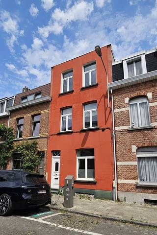 Welkom in deze ruime gezinswoning in een rustige straat! Deze comfortabele woning is perfect voor wie het stadsleven wil combineren met rust en praktisch gemak.<br />De woning beschikt over vier ruime slaapkamers en twee moderne badkamers, waarvan één met een zalig ligbad – ideaal om tot rust te komen na een drukke dag. De gezellige stadskoer biedt een fijne buitenruimte voor een avondje ontspannen. Verder is er een kelder aanwezig, perfect als extra bergruimte.<br />De ligging is een van de grote troeven: vlakbij de Antwerpse Ring en station Berchem, wat zorgt voor een vlotte verbinding met het openbaar vervoer en de rest van het land. Ook met de fiets of tram ben je in een mum van tijd in het centrum van Antwerpen. Daarnaast liggen er verschillende parken in de buurt, ideaal voor een wandeling.<br />Interesse? Neem gerust contact op voor een bezichtiging.<br /><br /><strong>Extra info:</strong><br />Huurwaarborg: 3 maanden<br />Plaatsbeschrijving intrede: ongeveer €300<br />Maximaal voor 4 personen!<br />Onmiddellijk beschikbaar.<br />EPC label C.<br />