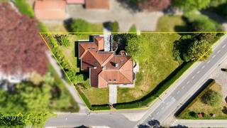 Ben je op zoek naar een karaktervolle woning met uitstraling en ruimte? Dan is deze prachtige villa (voormalige dokterswoning) uit 1930 exact wat...