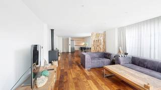 Instapklare stadswoning gelegen in de Smedenstraat te Knokke, in de directe nabijheid van het station, de tramhalte, de markt en de winkels in de Lippenslaan. Er zijn 4 slaapkamers, 2 badkamers en een zonnige stadstuin. <br /><br />Indeling: Inkom met vestiaire, een aangename en ruime woonkamer met parketvloer en houthaard, aansluitend een open en volledig ingerichte keuken en aan de westkant (zonnekant) een ruime stadstuin met voldoende privacy. Op het gelijkvloers is er verder ook een eerste slaapkamer voorzien van zijn eigen badkamer (met inloopdouche, toilet en lavabo). <br /><br />Op de eerste verdieping twee grote slaapkamers en een tweede badkamer met bad, lavabo, toilet en inloopdouche. In de badkamer is er aansluiting voor de wasmachine en droogkast. Op de tweede verdieping een grote vierde masterbedroom met mezzanineverdiep. Een schitterende ruimte. <br /><br />De woning is asbestveilig en beschikt over een gunstig EPC-label C. Perfect als hoofdverblijf of tweede verblijf aan zee.<br /><br />Interesse? Bezoek mogelijk na afspraak met Willem Cauwels op 050 89 27 70.