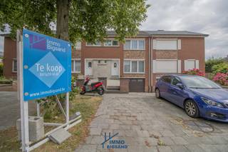 In een rustige en kindvriendelijke woonwijk in Heule bevindt zich deze ruime, instapklare woning met tal van troeven.Dankzij de centrale ligging...