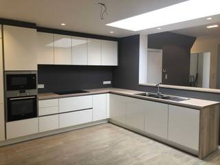 Gezellige gezinswoning met stadstuin in rustige, centraal gelegen buurt in Turnhout nabij<br />centrum en invalswegen.<br />Op de benedenverdieping bevinden zich de inkomhal, een gezellige woonkamer met aansluitend de<br />keuken die toegang geeft tot een gezellige stadstuin, de badkamer met dubbel wastafel, inloopdouche,<br />ligbad en toilet .<br />Op de eerste verdieping bevinden zich 3 slaapkamers. Beschikbaar vanaf 1 december 2025