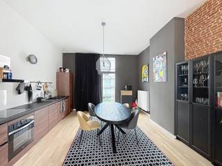 Dit grote authentieke appartement werd volledig gerenoveerd en biedt en zee van ruimte. Pal gelegen in centrum Antwerpen nabij Meir en Operaplein. Via de centrale inkomhal bereikbare je de grote open woonruimte op parket. Deel hiervan is de trendy open ingerichte leefkeuken die toegang biedt tot het achtergelegen zonnige terras. Verder biedt het appartement twee ruime slaapkamers, een berging en een modern ingerichte badkamer met douche, wasmeubel en berging/wasplaats, privatief toilet. Dit appartement is tevens ook deels bemeubeld (eet- en zitkamer). Er is een ruime gemeenschappelijke fietsenberging. Individuele energiemeters. Vaste kosten per maand 50 euro voor onderhoud en electriciteit gemene delen. Het appartement is deels bemeubeld.