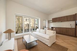 <p>Gerenoveerd en bemeubeld appartement met 1 slaapkamer, gelegen in de Verbondstraat te Antwerpen.<br />Dit appartement bevindt zich in het hartje van Antwerpen, op wandelafstand van de gezellige cafés en restaurants van Het Zuid. Bovendien ligt het dicht bij openbaar vervoer, winkels en alle belangrijke voorzieningen, waardoor je alles binnen handbereik hebt.</p><p>•    Kleinschalig gebouw met slechts 4 appartementen <br />•    Volledig gerenoveerd en instapklaar<br />•    Lage algemene kosten € 60/maand<br />•    Bemeubeld appartement</p><p>Op de eerste verdieping van een kleinschalig gebouw vinden we dit volledig gerenoveerde en bemeubeld appartement met 1 slaapkamer. Bij binnenkomst betreedt u een open leefruimte die dankzij de grote ramen geniet van veel natuurlijk licht.</p><p>De open keuken is volledig uitgerust met alle nodige apparatuur.</p><p>Verder beschikt het appartement over een comfortabele slaapkamer reeds voorzien van een kleerkast en dubbelbed die in verbinding staat met de badkamer. De badkamer is met zorg gerenoveerd en voorzien van een toilet, dubbele lavabo en douche.</p><p><br />Interesse? Gelieve uw gegevens in te vullen onderaan de advertentie op onze website https://www.sinjoor.be. De dossierverantwoordelijke zal nadien zo snel mogelijk contact met u opnemen.<br /> </p>