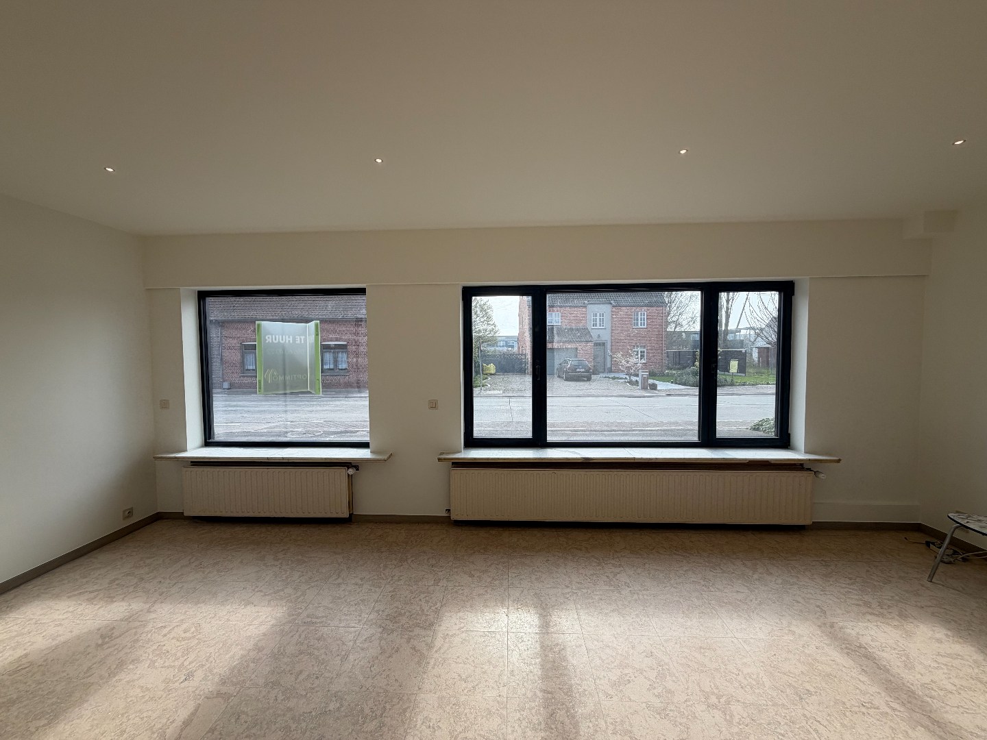 Ruime woning met twee slaapkamers en garage te Sint-Eloois-Vijve - foto 3