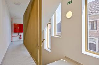 <p><strong>Stijlvol en royaal wonen in het hart van Hoegaarden (6% btw mogelijk)</strong></p><p><br />Residentie Tommestraat verwelkomt je in een wereld van moderne architectuur waar luxe en een uiterst laag energieverbruik hand in hand gaan. Dit riante nieuwbouwappartement van 145m², gelegen op de eerste verdieping, biedt met drie slaapkamers, twee badkamers en een zonovergoten terras van 15m² alle ruimte die een modern huishouden zich kan wensen.</p><p><br />Bij het betreden van het appartement valt direct de verzorgde inkomhal op, waar natuurlijk licht vrij spel heeft en er voldoende ruimte is voor een vestiaire. De glazen deur vormt de doorgang naar een indrukwekkende leefruimte van 50m², die dankzij de grote raampartijen baadt in het daglicht. De zithoek, eetplaats en keuken vloeien naadloos over in elkaar op een stijlvolle keramische tegelvloer.<br />Praktisch gemak is nooit ver weg dankzij de berging direct aan de keuken.<br />Via het grote schuifraam stap je zo het overdekte, zuidwestelijk georiënteerde terras op, een heerlijke plek om van de buitenlucht te genieten.</p><p>De nachthal leidt naar de private vertrekken, waaronder een tweede praktische berging met aansluiting voor de wasmachine. Hier bevinden zich twee lichte slaapkamers en een eerste badkamer met een moderne inloopdouche. De master bedroom is een rustpunt op zich, compleet met ruimte voor een eigen dressing en een aangrenzende badkamer die is uitgerust met zowel een ligbad als een douche.<br />Een bijzonder pluspunt is dat je als bewoner nog de vrijheid hebt om de afwerking van de keuken en het badkamermeubilair volledig naar eigen smaak en persoonlijke wensen te kiezen (conform budget lastenboek), waarbij een budget voor de keuken van 17.000 euro exclusief btw is voorzien.</p><p>Met een uitzonderlijk gunstig energielabel A (E17) is dit appartement klaar voor de toekomst, mede dankzij de vloerverwarming met koelingsfunctie (warmtepomp), ventilatiesysteem D, thermisch aluminium met hoogrendementsbeglazing en zonnepanelen met een vermogen van 5.280 WP.<br />Ook aansluiting regenwater op de toiletten is voorzien (eventueel ook aansluiting voor wasmachine mogelijk).<br /><br />Het appartement wordt aangeboden voor 514.000 euro exclusief kosten, waarbij een verlaagd btw-tarief van 6% mogelijk is.<br />De verplichte kelderberging is beschikbaar voor 7.000 euro exclusief kosten, en er is de mogelijkheid tot aankoop van overdekte autostaanplaatsen voor 20.000 euro per stuk exclusief kosten.<br />De aansluitingskosten voor nutsvoorzieningen en het aandeel in de basisakte bedragen 6.000 euro exclusief btw.</p><p>Gelegen op wandelafstand van de gezellige markt en het park van Hoegaarden, bevinden winkels, scholen en horeca zich letterlijk om de hoek, terwijl de oprit van de E40 slechts zeven minuten rijden is. We nodigen je graag uit voor een persoonlijke kennismaking met dit unieke project in een kleinschalige residentie van slechts vier appartementen (lift aanwezig).</p>