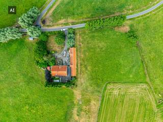 Een project met gigantisch potentieel door een grondopp van ca. +/- 15.000m² met mogelijkheid om nog een extra hectaren mee aan te kopen. <br /><br />Een belangrijk voordeel van deze eigendom is dat de functiewijziging reeds is ingediend en de gronden vrij zijn van pacht. <br /><br />De eigendom omvat op heden:<br />- woonhuis met gelijkvloers, eerste verdieping/zolder<br />- Zeer ruime bijgebouw<br /><br />Wil je een afspraak vastleggen of wens je meer info over deze hoeve? <br />Neem dan contact met Jeroen Taillieu - 0493 25 14 33 of via jeroen.taillieu@dewaele.com<br /><br />Bestuursmaatregelen in het maatregelenregister: nee<br /><br />Deze AI-visualisaties zijn bedoeld als inspiratie. Er werd geen rekening gehouden met technische specificaties, stedenbouwkundige voorschriften of de concrete mogelijkheden tot realisatie.