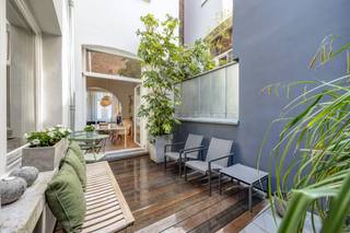 Deze sfeervolle herenwoning werd 10 jaar geleden van boven tot onder gestript en kwaliteitsvol gerenoveerd.Ze biedt je alle ruimte en comfort die je...