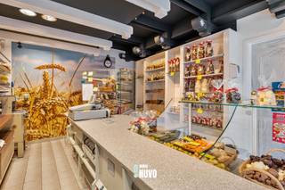 <p><span>Handelspand met woonst op commerciële ligging te Aalst.</span></p><p><span> </span></p><p><span> </span></p><p><span>Bakkerij “Edelweis’. is gelegen in de Gentsestraat te Aalst. Deze goed draaiende handelszaak wordt stopgezet wegens pensioen.</span></p><p><span>Mogelijkheid tot overname winkelinrichting en al het materiaal van de bakkerij.</span></p><p><span> </span></p><p><span> </span></p><p><span>De handelszaak  bestaat uit winkelgedeelte, keuken, woonkamer,  kelder, gastentoilet, bakkersatelier. Er is een vaste trap die toegang geeft tot de bovenverdieping, die momenteel dienst doet als stockage.</span></p><p><span>Er is een dubbele garage met automatische poort.</span></p><p><span>Boven de bakkerij is er een ruim appartement met twee slaapkamers. Dit appartement heeft een mooie leefruimte met aanpalend terras (16m²) , een volledig uitgeruste keuken. </span></p><p><span>Verder zijn er 2 slaapkamers en badkamer. Er is eveneens een zolder met vaste trap.</span></p><p><span>De totale bewoonbare oppervlakte bedraagt 307m².</span></p><p><span>Het appartement kan afzonderlijk verhuurd worden.</span></p><p><span> </span></p><p><span>EPC label C met als unieke code: 20230114-0002780513-KNR-1</span></p><p><span> </span></p><p><span> </span></p><p><span>Deze locatie is een huidige bakkerij maar kan ook perfect dienst doen voor andere doeleinden (beenhouwerij, traiteur, restaurant, nagelstudio….) De ligging garandeert een goede visibiliteit van uw handelszaak.</span></p><p><span>Kortom, u bent op zoek naar een eigen bakkerij of een andere zaak!</span></p><p><span> </span></p><p><span>Neem vandaag nog contact op met ons voor een bezoek in te plannen. Bel naar Ann Hemelaer 0477/41 46 16</span></p><p><span> </span></p><p><span> </span></p>