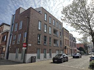 Modern en lichtrijk één slaapkamer hoek appartement gelegen op de gelijkvloerse verdieping op centrale locatie nabij Berchem station,...