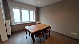 In Poperinge, dichtbij het station in een rustige straat bevindt zich deze gerenoveerde en energiezuinig woning (EPC A).De woning geniet van een...