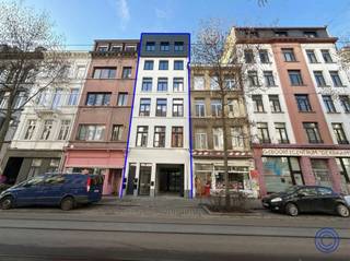 <p><span>Prestigieus opbrengstgebouw aan Marnixplaats met potentieel rendement van 5%!</span></p><p><span>Het gerenoveerde gebouw is gelegen op het hippe Zuid aan de Marnixplaats met om de hoek de Volkstraat en de Nationalestraat. Kortom, een betere ligging vind je niet. Het zuid biedt naast super leuke winkels ook gezellige bars en lekkere restaurants. Het gebouw heeft een nieuwbouwrenovatie genoten en wordt hoogwaardig afgewerkt met kwalitatieve materialen en technieken. Op de gelijkvloerse verdieping bevind zich een handelsruimte die kan dienen als winkel, kantoor, atelier of horecazaak. Op de eerste en tweede verdieping van het gebouw bevind zich een prachtige duplex van ca. 130m² met drie volwaardige slaapkamers en twee terrassen van 8m² en 15m². Op de derde, vierde en vijfde verdieping bevind zich telkens een éénslaapkamer appartement van ca. 44m² met privatief terras van 10m² of 4m². De lichtrijke appartementen hebben allemaal een privatieve buitenruimte, genieten van een hoogwaardige afwerking en zijn voorzien van parket en een luxueuze volledig geïnstalleerde keuken met kwalitatieve toestellen. Alle appartementen worden sleutel op de deur afgewerkt, hebben een EPC Label: A of B en EK: conform. Potentiële jaarlijkse huuropbrengst: 96.000 EUR. Verkoop onder registratierechten.</span></p><p><span> </span></p><p><span>Algemene informatie</span></p><p><span>Potentiële maandelijkse huuropbrengst: 8000 EUR.</span></p><p><span>Zijnde:</span></p><p><span>- Glv: 3000 EUR;</span></p><p><span>- Duplex V1 &amp; V2: 2300 EUR;</span></p><p><span>- 1-slpk app V3: 900 EUR;</span></p><p><span>- 1-slpk app V4: 900 EUR;</span></p><p><span>- 1-slpk app V5: 900 EUR.</span></p><p><span>Potentiële jaarlijkse huuropbrengst: 96.000 EUR. (= 4,8% rendement op de netto aankoopprijs)</span></p><p><span>Alle appartementen worden sleutel op de deur afgewerkt.</span></p><p><span>EPC label: A of B.</span></p><p><span>EK: conform.</span></p><p><span>Gemeenschappelijke fietsenstalling aanwezig.</span></p><p><span>Aparte meters voor gas, water en elektriciteit.</span></p><p><span> </span></p><p><span>Indeling</span></p><p><span>Kelder bestaande uit een ruimte voor de meters van de nutsvoorzieningen en een gemeenschappelijke fietsenstalling.</span></p><p><span>V1 &amp; V2: duplex appartement van 130m² met drie volwaardige slaapkamers en een terras van 8 m² en een terras van 15m².</span></p><p><span>V3: éénslaapkamer appartement van 44m² met een terras van 10m².</span></p><p><span>V4: éénslaapkamer appartement van 44m² met een terras van 4m².</span></p><p><span>V5: éénslaapkamer appartement van 44m² met een terras van 4m².</span></p><p><span> </span></p><p><span> </span></p><p><span>Ligging</span></p><p><span>Gelegen op het hippe Zuid aan de Marnixplaats met om de hoek de Volkstraat en de Nationalestraat. <br />Het zuid biedt naast super leuke winkels ook gezellige bars en lekkere restaurants.</span></p><p><span>Openbaar vervoer in de directe omgeving.</span></p><p><span>In de directe nabijheid van oprit autosnelweg.</span></p><p><span> </span></p>