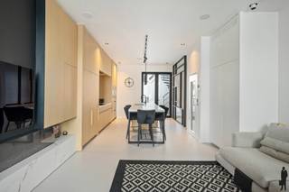 <strong>Upside down-woning met dakterras en parking</strong><br /><br />-- <strong>lift </strong>aanwezig van kelder tot dakterras! --<br /><br />Ontdek de bruisende charme van 't <strong>Zuid</strong>: de meest trendy en gewilde wijk van Antwerpen.<br />Dit levendige stadsdeel combineert een rijke geschiedenis met een moderne flair.<br />Omringd door de nieuwe kunstgallerijen, het Zuidpark en de overvloed aan gezellige cafés en restaurants, en toch nét buiten de drukte.<br />Hier woont u op wandelafstand van pareltjes als het KMSKA en groene oases als het nieuwe Zuidpark en de Scheldekaaien.<br /><br />Deze luxueus gerenoveerde <strong>herenwoning </strong>biedt een uitstekende verbinding naar en an het centrum.<br />Een ideale plek voor wie op zoek is naar een verfijnde en levendige woonomgeving.<br /><br /><span>Indeling</span><br />Inkom op het gelijkvloers met een aparte <strong>woning </strong>of <strong>appartement</strong>. Deze werd voorzien van een eigen, volledig uitgeruste keuken.<br />Een <strong>woonkamer </strong>van ca. 15 m² kijkt uit over de straat.<br />De <strong>slaapkamer </strong>bevindt zich achteraan en heeft toegang tot de koer en de en-suite douchekamer met toilet.<br />Via de lift of de trap bereikt men de eerste verdieping.<br />Deze beschikt over een ruime <strong>slaapkamer </strong>van ca. 19 m², <strong>dressing </strong>en <strong>badkamer</strong>.<br />Op de tweede verdieping bevinden zich eveneens een ruime <strong>slaapkamer </strong>van ca. 22 m² met <strong>en-suite badkamer</strong>, toilet en technische berging.<br />De derde verdieping werd volledig opengewerkt. Door de zuidelijke oriëntatie en de hoge ramen, beschikt de riante <strong>leefruimte </strong>van ca. 40 m² over een heerlijke lichtinval.<br />Het terras of de lift bieden toegang tot de <strong>zomerkeuken</strong>, met twee prachtige <strong>zonneterrassen</strong> als kers op de taart.<br />Doorheen de gehele woning werd er gerenoveerd met een geweldig oog voor detail: vloerverwarming, ingebouwde speakers en verlichting, domotica, etc.<br /><br /><span>Bijzonderheden<br /></span>- lift<br />- volledig onderkelderd: droog, wijnkelder<br />- gerenoveerd in 2022<br />- 2 staanplaatsen, waarvan 1 box, aan de overkant