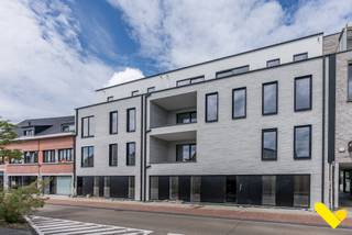 <p><strong>Residentie La Forchetta</strong> – een exclusief nieuwbouwproject met slechts 9 luxe appartementen, gelegen in het centrum van Tessenderlo. <br /><br />De appartementen beschikken over 2 slaapkamers en variëren in grootte van 94 m² tot maar liefst 155 m². Elk detail is ontworpen met oog voor kwaliteit, licht en ruimte – ideaal voor wie houdt van hedendaags wonen met een vleugje elegantie.<br /><br />Waarom kiezen voor La Forchetta?<br />- Unieke ligging in het centrum van Tessenderlo<br />- Slechts 9 exclusieve appartementen<br />- Hedendaagse architectuur en hoogwaardige afwerking<br />- Energiezuinig wonen met moderne technieken<br />- Afwerking op maat<br />- Oplevering voorzien voor einde van zomer 2026<br />- Verlaagd btw tarief van 6% indien u voldoet aan de voorwaarden<br /><br /><strong>Prijsinformatie:<br /></strong>De geadverteerde prijs is <strong>exclusief</strong>: <strong>21% btw</strong>, staanplaats, kelderberging, fietsenstalling, aansluitingskosten, notariskosten en registratierechten op het grondaandeel. Via deze Link kan u meer informatie terugvinden over de <strong>totaalprijzen</strong> en het voordeeltarief van <strong>6% btw</strong>.<br /><br />Heeft u interesse in dit unieke woonproject? Wacht niet langer en contacteer ons op 013 66 62 08 voor meer informatie.</p>